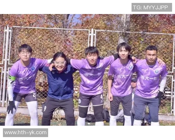 足球男孩之恋：在绿茵场上绽放的青春爱情与梦想的交汇